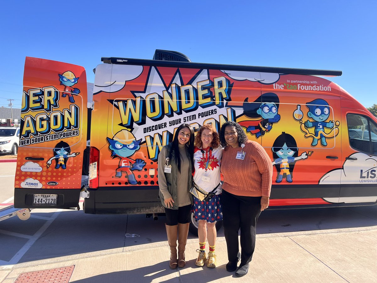Happy to run into friends today <a href="/krn_watson/">Karina Watson</a> and <a href="/InocenciaLandr1/">Inocencia Landrau</a> while Wonder Wagoning <a href="/MillStreetES/">Mill Street Elementary</a> #LISDstrong
