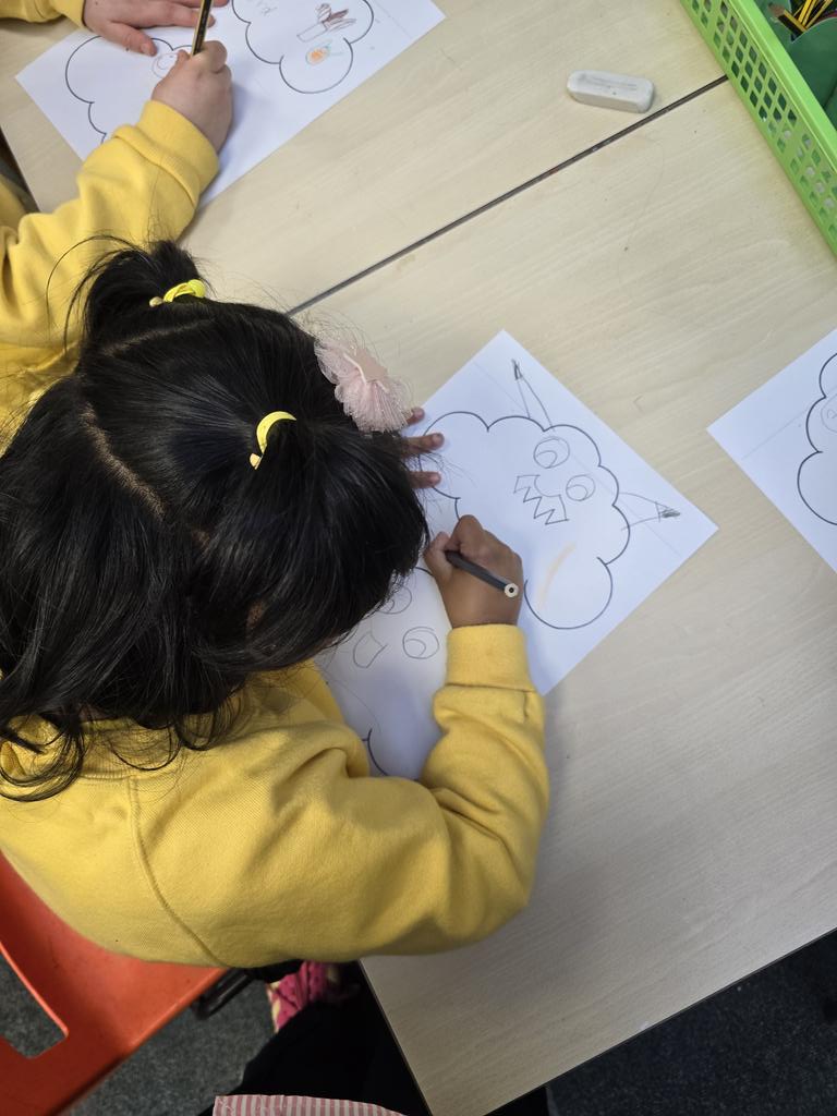 YellowBPEF's tweet photo. Today in RE, we thought about how we feel in light and darkness. Some said they felt scared in the dark, while others said it makes them feel calm and safe. We listened to two pieces of music; one based on darkness and the other on morning light. We then drew how it made us feel. https://t.co/CI5BmwuHwc