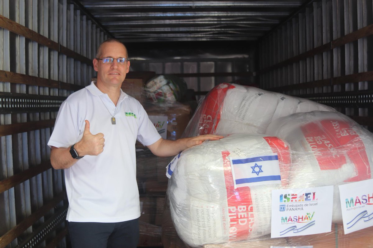 IsraelinPanama's tweet photo. El Embajador de Israel, @ItaiBardov través de la Agencia de Cooperación Israelí @MASHAVisrael hizo entrega a la @PrimeraDamaPma de la República de Panamá, de la primera parte de una significativa donación destinada a los afectados por las fuertes lluvias del pasado fin de semana. Este gesto incluye artículos de limpieza, mantas, pañales desechables para niños, productos de higiene personal, entre otros insumos esenciales para brindar apoyo a quienes más lo necesitan. 

Este es un reflejo del compromiso de Israel con la solidaridad y el bienestar de las comunidades panameñas. 🇮🇱🤝🇵🇦 

#SolidaridadInternacional #Cooperación #MASHAV #Donación #AyudaHumanitaria #Panamá #Israel #UnidosPorElBien