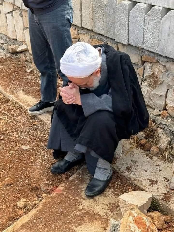 هذا الشيخ كسر لي قلبي.
صورته بألف صورة. 
هو الشيخ  عبد الحسين صادق، إمام مدينة النبطية، الشيخ المحبوب والمعطاء، والمحافظ على الإرث الديني لمدينة النبطية. رثى ودفن كل شهيد في النبطية وانتابه القهر والمرض لهول ما شاف. وهذه الصورة اخذت بعد تشييعه ٣ شباب من المدينة. 

صورة الشيخ