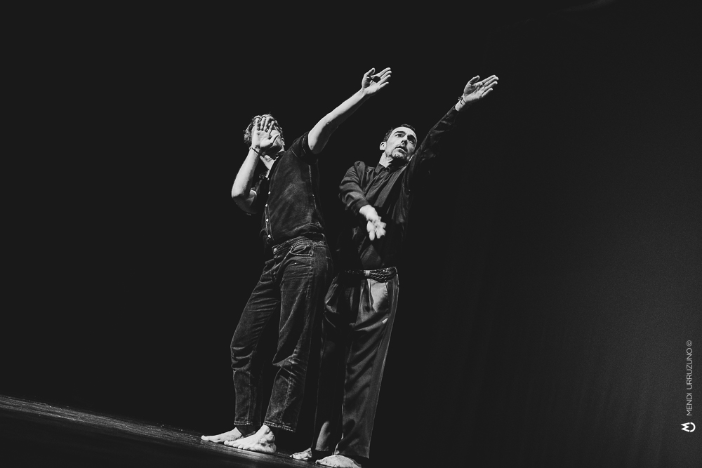 Mari Luz Estebanen manifestuarekin eman diogu hasiera aurtengo Hitzen Lihoari. "Haragizko herri" izaten asmatzen dugun bitartean, Eneko Gilen 'Vulnerable Triptych' ikerketa koreografikoaren muestra zinez interesgarria ikusi ahal izan dugu. 
📸 Mendi Urruzuno #HitzenLihoa2024