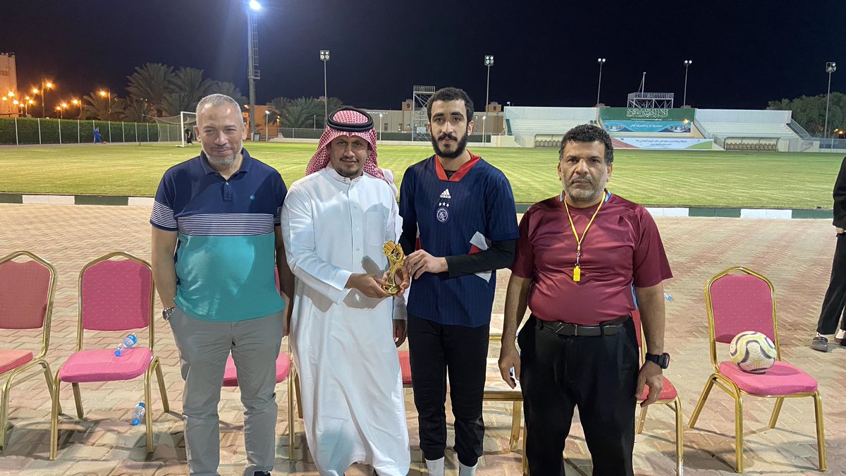 توّج وكيل كلية الهندسة للشؤون 
التعليمية د. فيصل الداوود
 فريق قسم الهندسة الصناعية 
بكأس بطولة الكلية للسداسيات