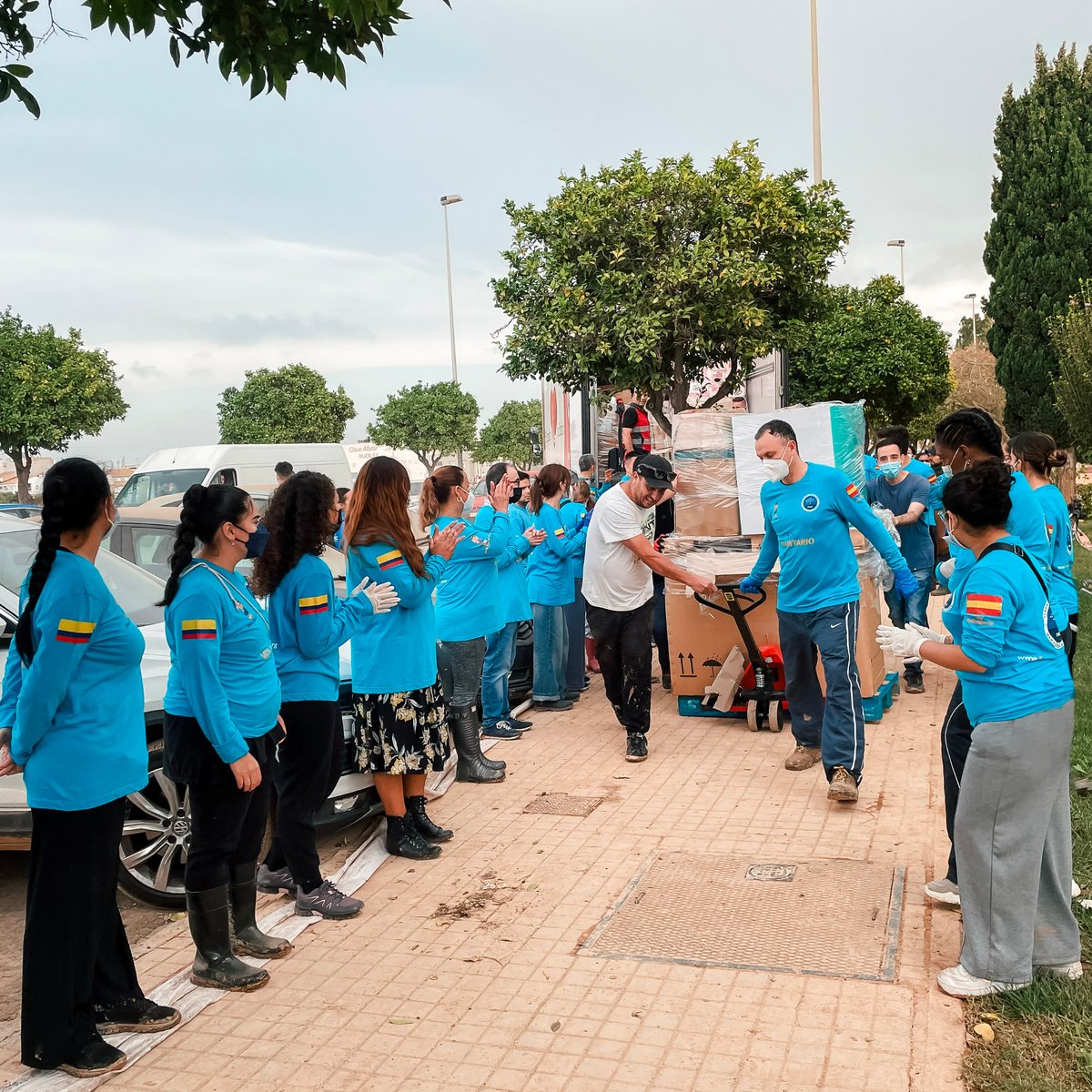 FIMLM's tweet photo. #UnidosPorValencia  🇪🇸  | Con la labor social de la Dra. @MLPiraquive, sus voluntarios en España y el apoyo de donantes, ha llegado ayuda humanitaria para beneficiar a familias damnificadas por la #Dana.  

Dona, para seguir ayudando a los damnificados: https://t.co/IBD6KZtA3I https://t.co/SMl7S7FKm8