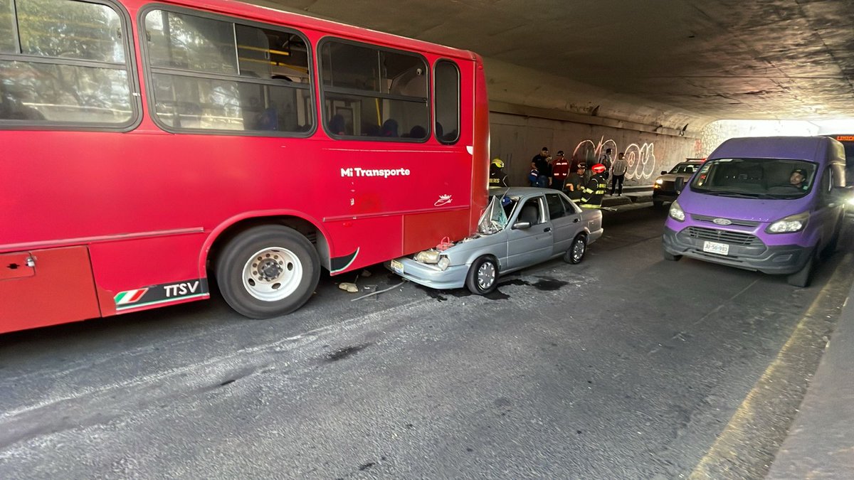 N360Mexico's tweet photo. Se difunde un choque en el paso a desnivel de Niños Héroes y Washington; lo ocurrido fué entre un auto pasajero y un camión del transporte público. No hubo lesiones mayores. 

Se recomienda precaución https://t.co/CGKEwGD12n