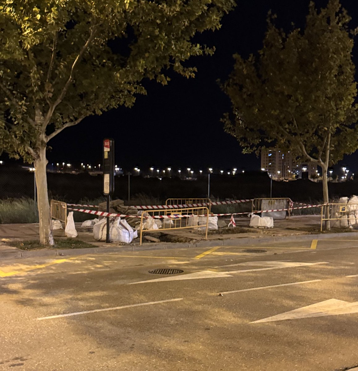NachoSolas's tweet photo. @arquerosarcosur @ChuecaNatalia @Tatianagaudes @zaragoza_es @buszaragoza @Jorge_Azcon @vmse10 @ppaytozaragoza @ArcosurZgz Ha llegado el día. “Adiós” a la única marquesina que teníamos y “hola” a la nueva y única marquesina que seguiremos teniendo.

Globalmente no hemos ganado nada con esto. https://t.co/OyhdHAaIAb
