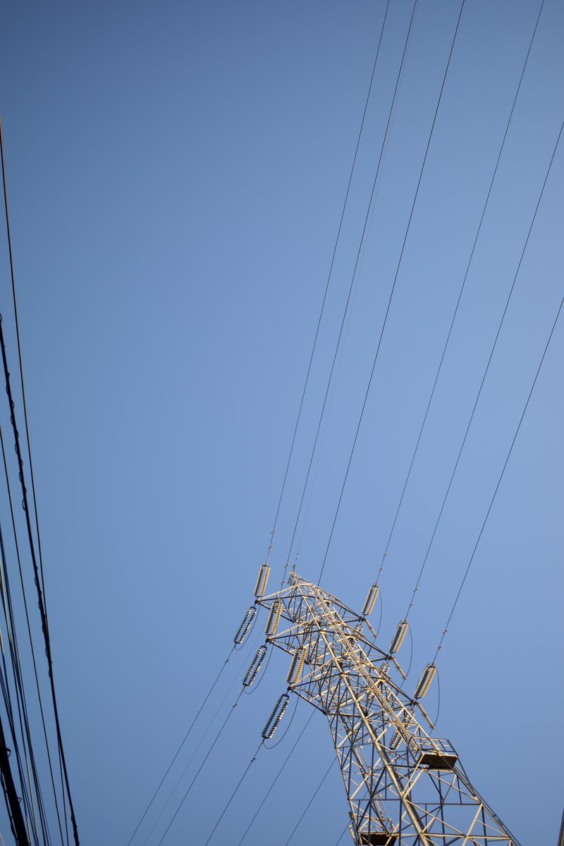 kuserockfes's tweet photo. おはようございます☀
今朝見上げた空をどうぞ！
（送電塔好き） https://t.co/nY390bnz9l