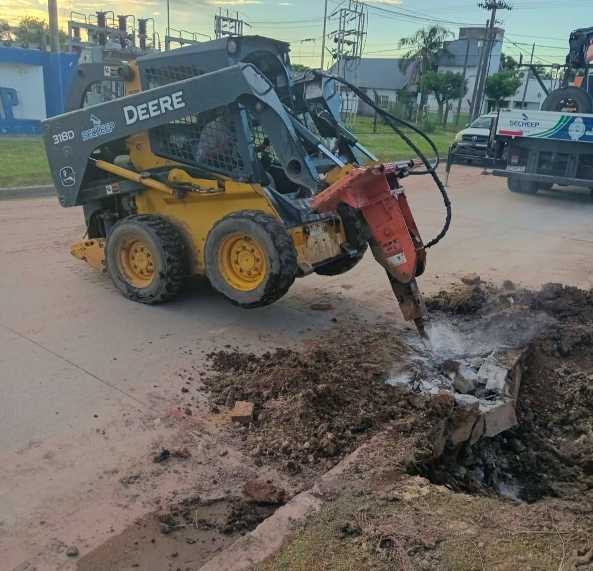 📍 CORONEL DU GRATY 
👷🏻‍♂️ Realizamos trabajos de emergencia para reparar la línea subterránea de 33KV que alimenta de energía eléctrica a la localidad y a zonas aledañas.