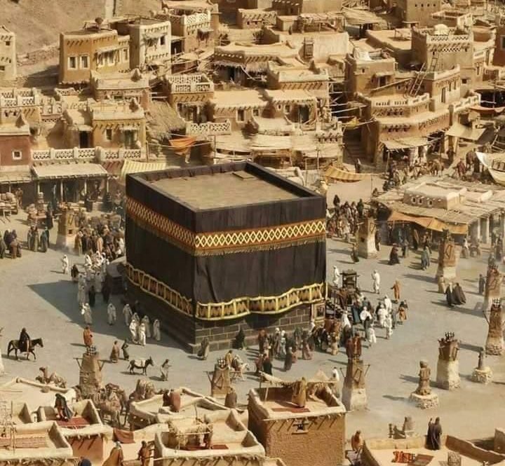 كان عبد الله بن المبارك رجلًا صالحًا وفي العام الذي أراد فيه الحج خرج ليلا ليودع أصحابه قبل سفره وفي الطريق وجد منظرًا ارتعدت له أوصاله واهتزت له أعصابه!!.
وجد سيدة في الظلام تنحني على كومة قمامه وتلتقط منها شيء مت تضعها تحت ذراعها وتنطلق في الخفاء

فنادى عليها وقال لها:….