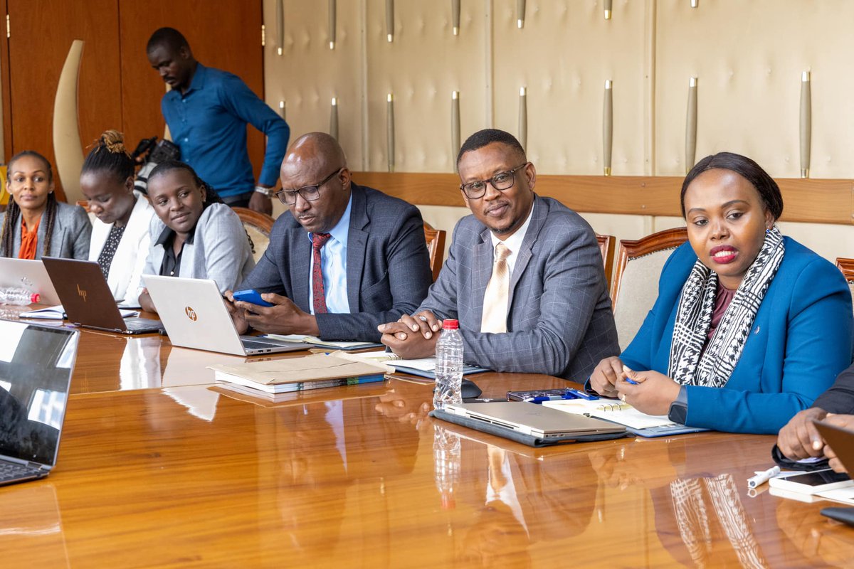 HassanAliJoho's tweet photo. Today, I met with members of @MsaPortCharter Committee, led by Chairman Mr. Agayo Ogambi who provided an update on the implementation status of their charter. 

We  agreed on the need to strengthen @kmakenya and additionally discussed the importance of establishing supportive regulations to enhance the competitiveness of our ports.

Shipping and Maritime Affairs Principal Secretary @GeoffreyKaituko along with stakeholders from both the public and private sectors, also attended the meeting. @MiBeMa_2022 @Kenya_Ports