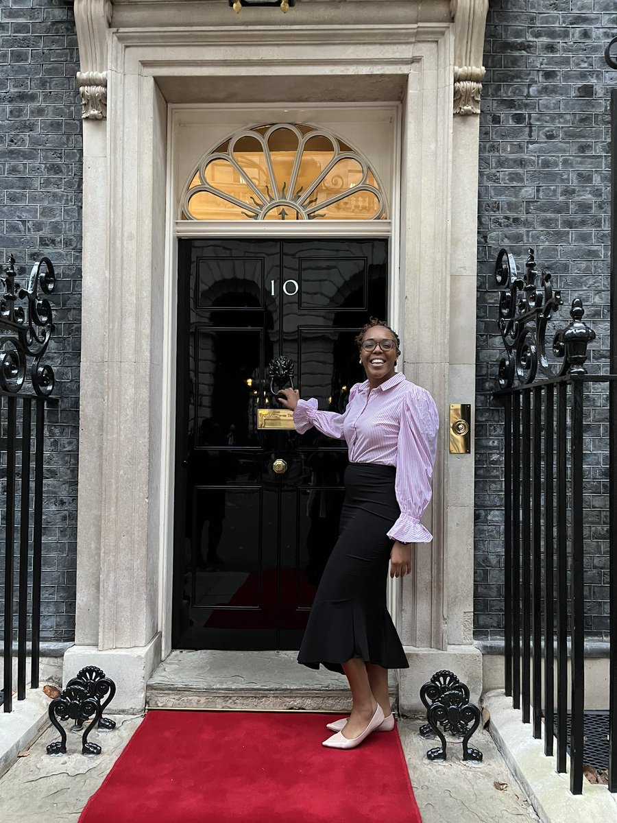 Ms Saunders 🍭 - TheAntiRacistLibrary 📚 tweet media