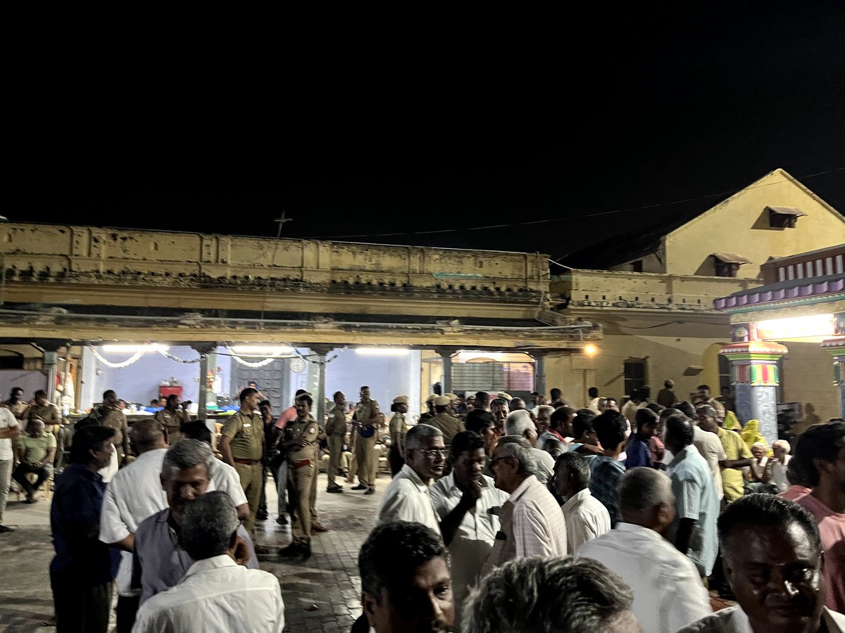 OfficeofminMRV's tweet photo. நம் கரூர் மாவட்டம் வெண்ணைமலை பகுதியில் தலைமுறைகள் கடந்து
வசித்து வரும் பொதுமக்களின் வாழ்வாதாரத்தை அழிக்கும் வகையில் அருள்மிகு  பாலசுப்பிரமணிய சுவாமி திருக்கோயில் இடங்கள் என்று கூறி கரூர் மாவட்ட நிர்வாகமும், விடியா திமுக அரசின் கீழ் ���ெயல்படும் இந்து சமய அறநிலையத்துறையும் இணைந்து பொதுமக்களை அவர்களின் வாழ்விடத்தை விட்டு விரட்டும் வகையில் தொடர்ந்து செயல்பட்டு வருவது கண்டனத்திற்குரியது.
இன்று பொதுமக்கள் அனைவரும் தங்கள் வாழ்விற்கு வழி கேட்டு அறப்போரட்டத்தில் ஈடுபட்டு வருகின்றனர்.
நம் மக்களின் போராட்டத்திற்கு என்றென்றும் உறுதுணையாக இருப்பேன் என உறுதி அளிக்கிறேன்.
மக்களின் நலனுக்காக மக்களின் தேவை உணர்ந்து பணியாற்ற வேண்டிய பொறுப்பும் கடமையும் உள்ள தமிழக முதல்வர், மக்களின் நலனுக்காக அவர்களின் குடியிருப்புகளை அபகரிக்கும் முயற்சியை கைவிட வேண்டும் என வலியுறுத்துகின்றேன்.
#கரூர் #வெண்ணைமலை