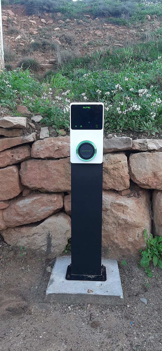 L'Ajuntament de Senan ha estat beneficiari de la subvenció de la <a href="/Dipta_cat/">Diputació de Tarragona</a> per impulsar l'economia baixa en carboni i les accions del #PAESC2023 amb un import de 14.430,89€. S'ha  instal·lat un punt de recàrrega per cotxes elèctrics. 
En breu l'adequació integral de l'espai.