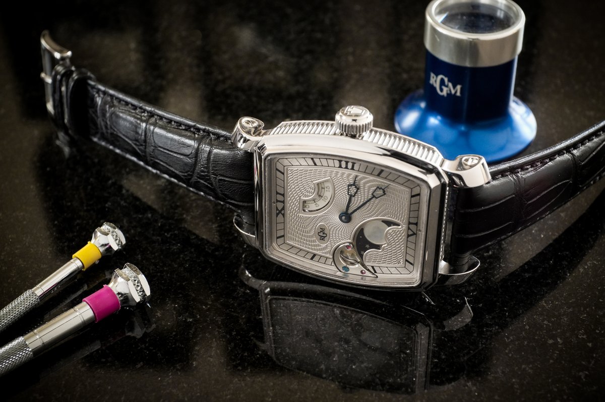 RGMWatchCompany's tweet photo. Our RGM Caliber 20 with a full Engine-Turned dial, Precise Moon-phase, and Seconds on a Disc.
#rgmwatchco #rgmwatches #rgmwatch #watch #watches #wristwatch #watchmaking #watchmaker #independentwatchmaking #guillochedial #cadranguilloche #engineturneddial #moonphasewatch https://t.co/CMM71G2J6R