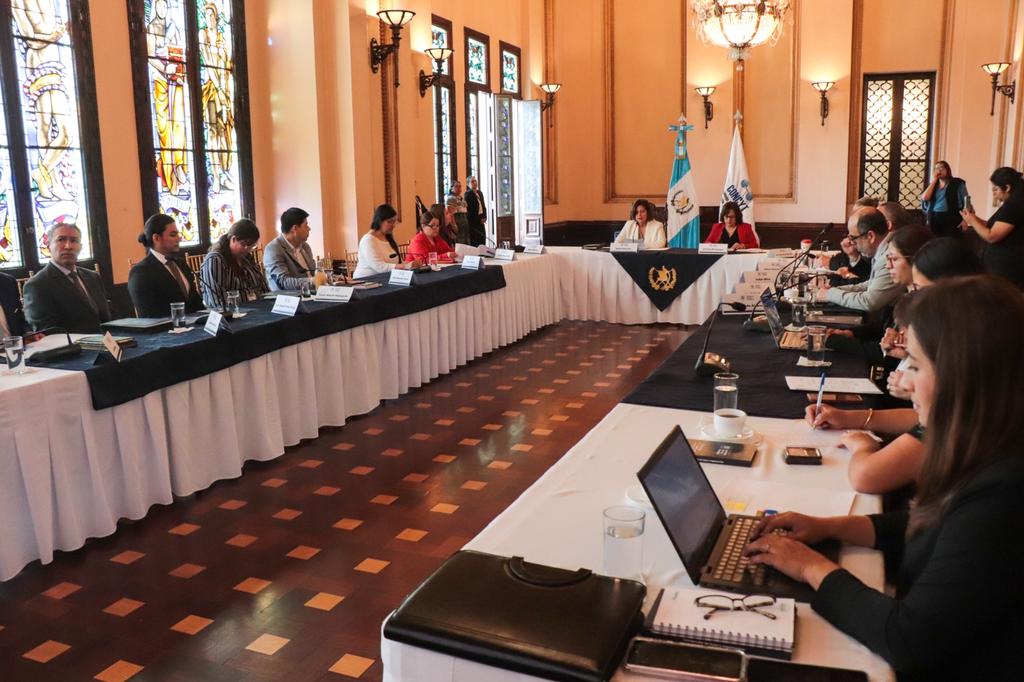senacytgt's tweet photo. @KarinHerreraVP, vicepresidenta de la República, presidió la tercera reunión ordinaria del #Concyt, en la cual se conoció el estado de los proyectos del #Fonacyt.
Gabriela Montenegro, secretaria de Senacyt presentó un informe sobre los proyectos ejecutados en el 2024. https://t.co/IDHREvarwm