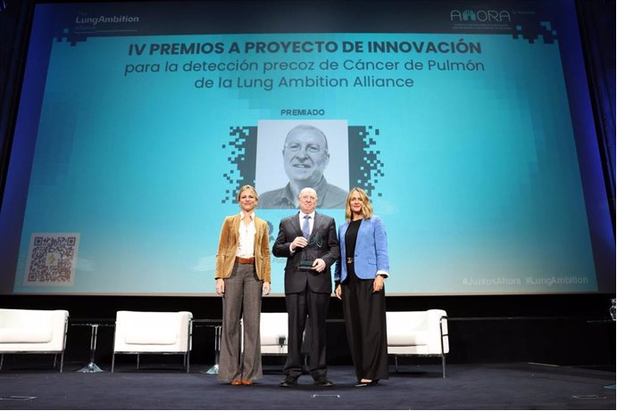 Un honor recibir el premio de la Lung Ambition Alliance por un proyecto para la detección temprana de #cancer de pulmon con #InteligenciaArtificial y datos ya existentes en el sistema de salud #RWD  
europapress.es/esandalucia/se… <a href="/FProgresoysalud/">Fundación Progreso y Salud</a> <a href="/LungAmbition/">Lung Ambition Alliance</a> <a href="/_SEOM/">SEOM</a> <a href="/AstraZenecaES/">AstraZeneca España</a>