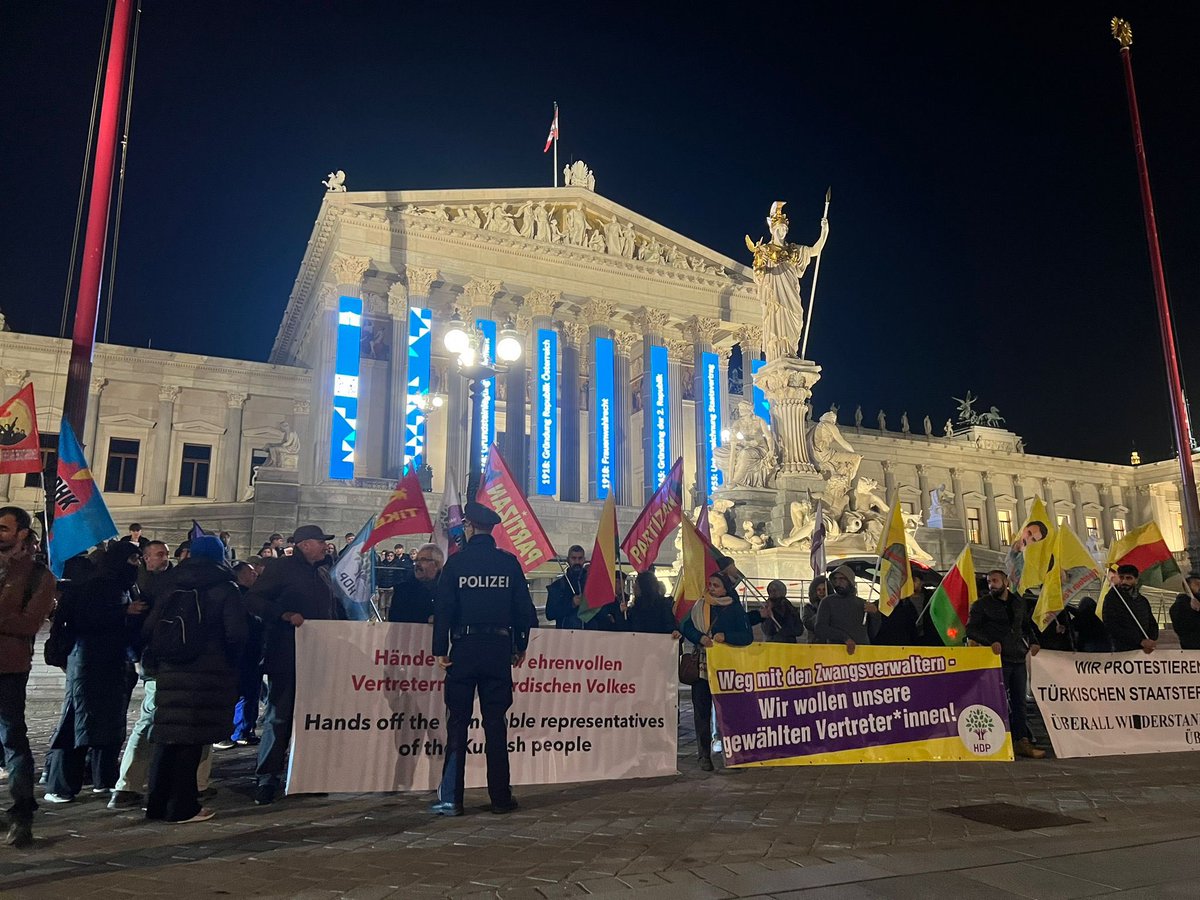 AVUSTURYAPARTZ1's tweet photo. Avusturya Viyana’da aralarında PARTİZAN taraftarlarınında olduğu devrimci demokrat kurumlar tarafından.DEM partili belediyelere yönelik kayyım terörü,Parlemento  binası önünde protesto edildi. https://t.co/0AxHvS4sN8