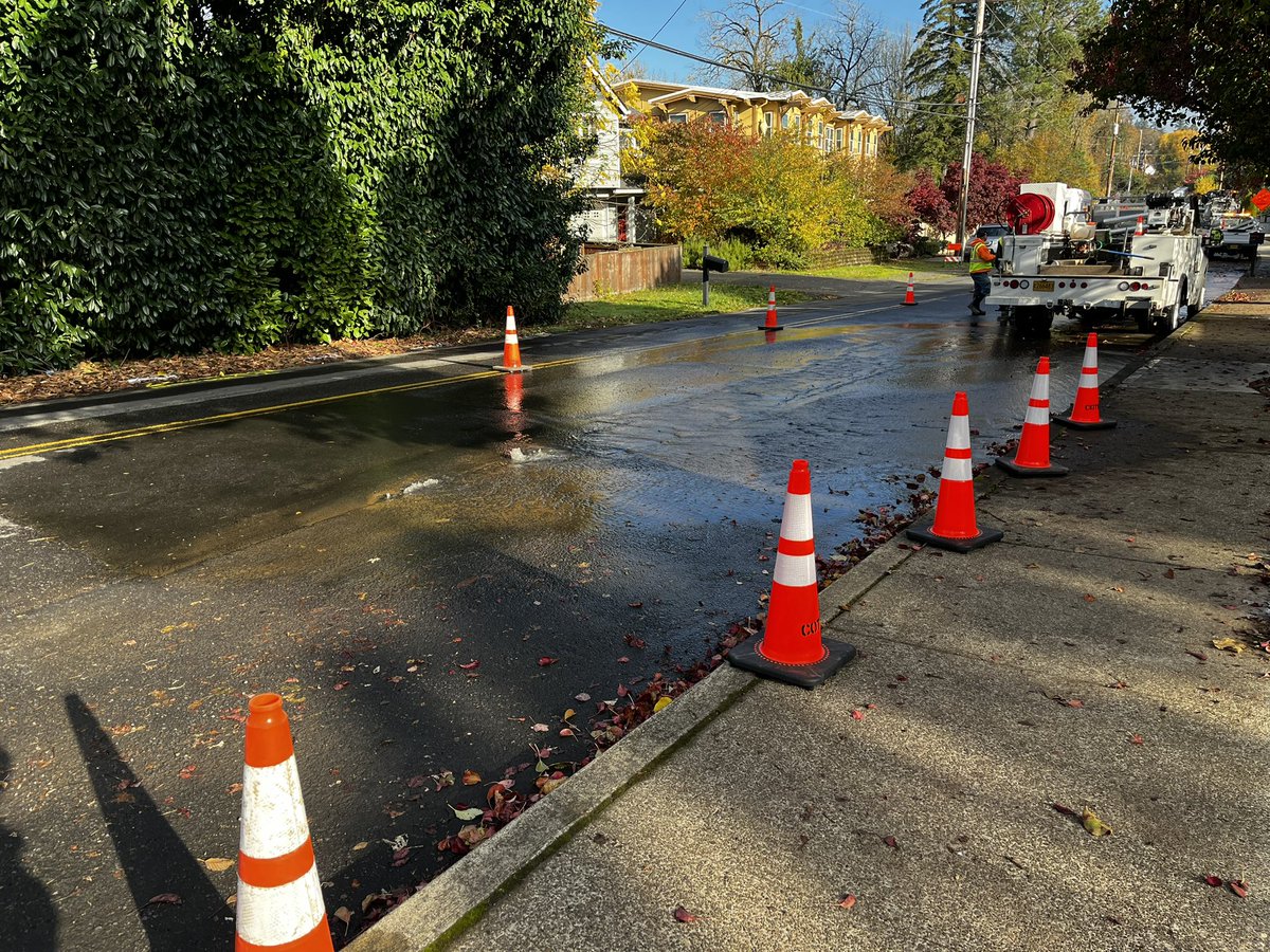 Expect traffic delays on SW Grant Avenue near SW Johnson Street. The Water Division is repairing a water main break between SW Johnson Street and SW Tigard Street on SW Grant Street. Avoid the area if possible. Flaggers are onsite to help with traffic flow. 

#Tigardoregon