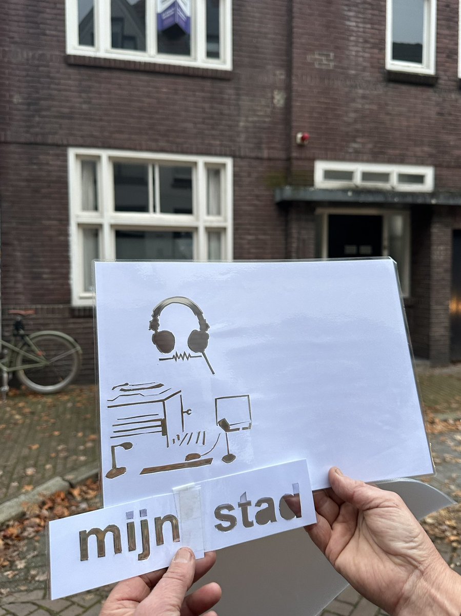 MerelMorre's tweet photo. Voorbereidingen voor #glow #Eindhoven. Kunstenaars Machteld @Aardse en Femke Kempkes gaan lekker analoog te werk met overheadprojectors en cutouts, met verhalen van bewoners én fragmenten uit twee van mijn gedichten ❤️ https://t.co/BSg0FTo6bL