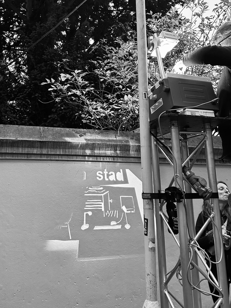 MerelMorre's tweet photo. Voorbereidingen voor #glow #Eindhoven. Kunstenaars Machteld @Aardse en Femke Kempkes gaan lekker analoog te werk met overheadprojectors en cutouts, met verhalen van bewoners én fragmenten uit twee van mijn gedichten ❤️ https://t.co/BSg0FTo6bL
