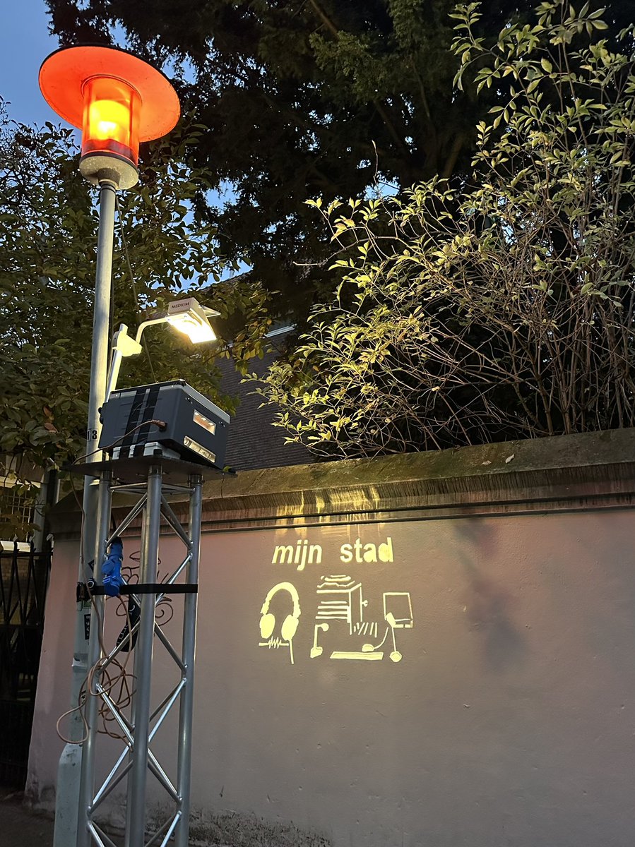 MerelMorre's tweet photo. Voorbereidingen voor #glow #Eindhoven. Kunstenaars Machteld @Aardse en Femke Kempkes gaan lekker analoog te werk met overheadprojectors en cutouts, met verhalen van bewoners én fragmenten uit twee van mijn gedichten ❤️ https://t.co/BSg0FTo6bL