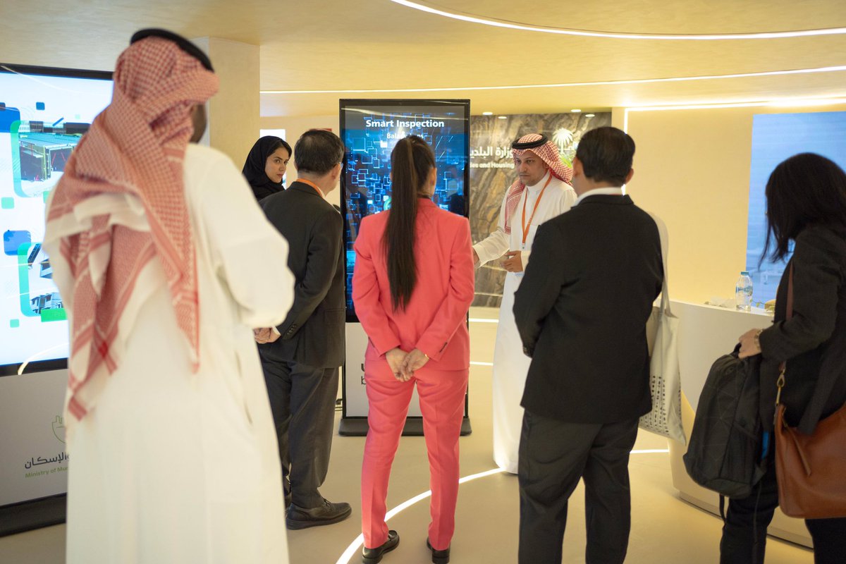 Momah_SA's tweet photo. مشاريع "البلديات والإسكان" تجذب الزوار والوفود الدولية والمهتمين بقطاعات التنمية الحضرية في جناح #السعودية_في_WUF12، حيث اطلع الزوار على مشاريع #بهجة و #سكني والبلديات الذكية والبرامج والمبادرات الداع��ة لأنسنة المدن. https://t.co/h7yWseDHMT