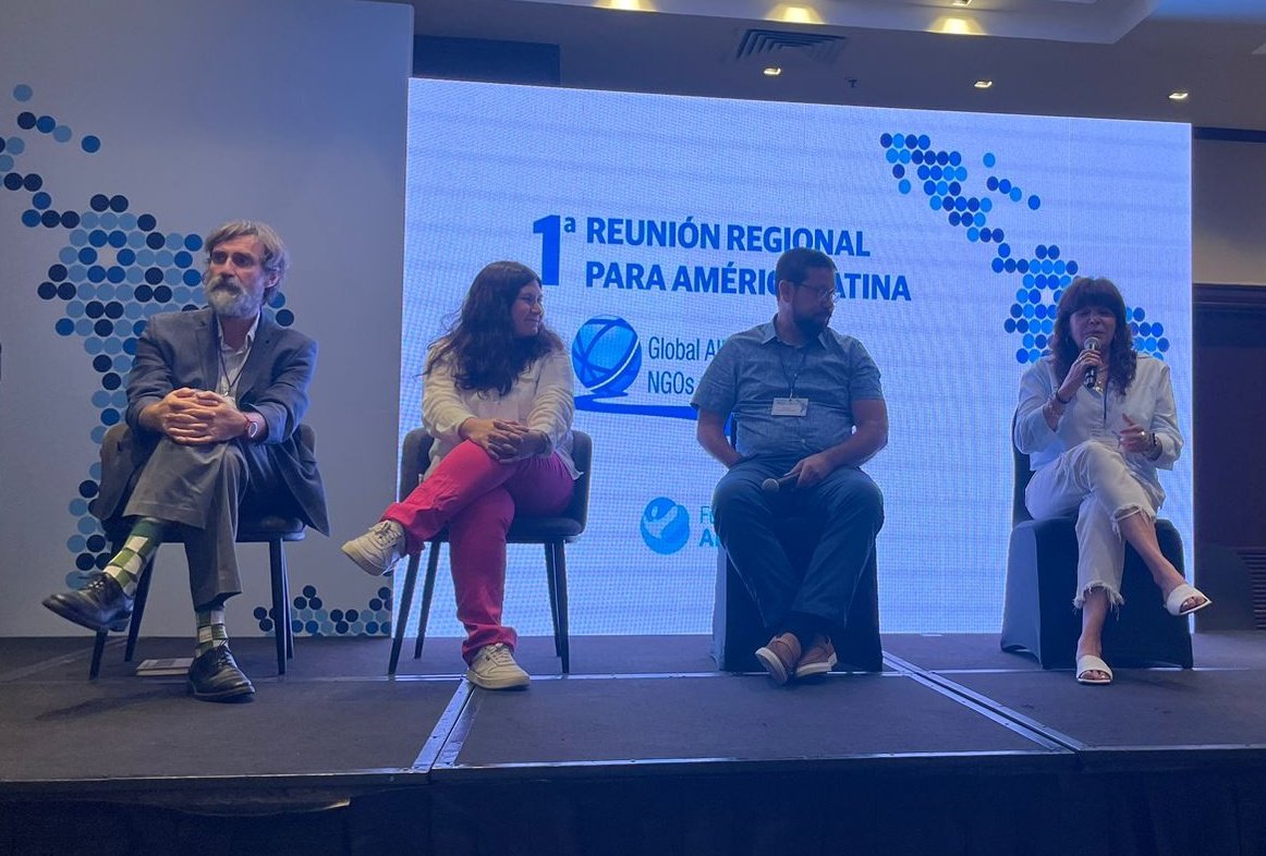 BIENARG's tweet photo. Exponiendo sobre el proyecto Neuquén Capital , promoción para usuarios de bici y demarcar sendas para peatones "Calmar el Tránsito" equipo de la @MovyCiudadano  y el Observatorio Vial @sanbeatorres @RoadSafetyNGOs  @djdanimarquez  #ReuniónRegional  #CommitToAct https://t.co/BaWSgN2XoS