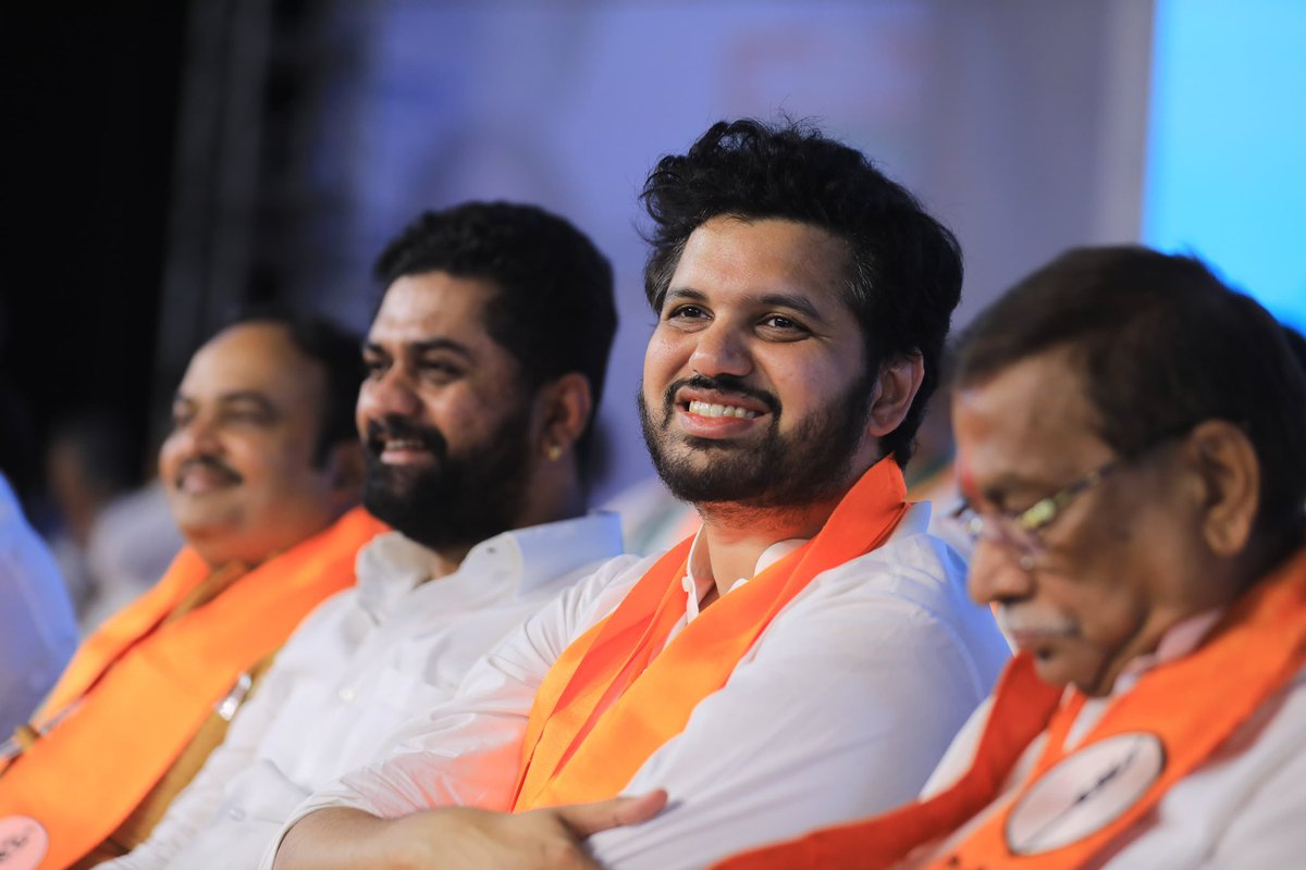 SardesaiVarun's tweet photo. महाराष्ट्रात विकासाला वाव देणारं, रोजगार देणारं, महिला सक्षमीकरण आणि सुरक्षेला महत्त्व देणारं महाविकास आघाडीचं सरकार आणूया! 

आज बीकेसी, मुंबई येथे महाविकास आघाडीची “महाराष्ट्र स्वाभिमान सभा” पार पाडली, यावेळी उपस्थित होतो. https://t.co/G1Efvp3giJ