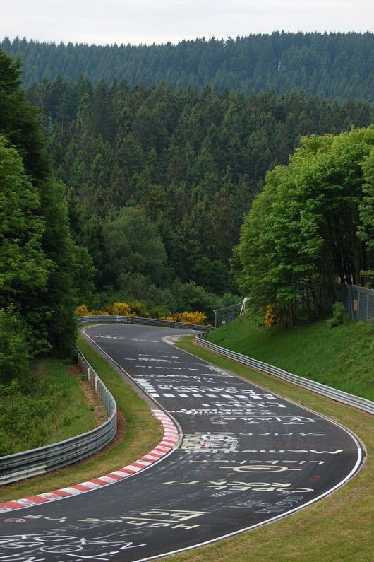 BLVRCR's tweet photo. Uma boa tarde a todos! Hoje vamos falar um pouco sobre o autódromo de Nürburgring, que é conhecido por ter um dos circuitos mais perigosos e mortais do mundo automobilístico, sendo responsável por pelo menos 68 fatalidades em seus 97 anos de funcionamento. https://t.co/2p5QBzexGw