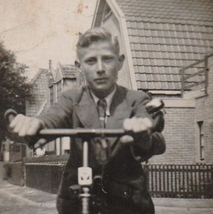 Mijn opa Jan Baarssen werd 80 jaar geleden weggevoerd bij de razzia in de Noordoostpolder. In de komende weken vertel ik zijn verhaal. 

In aflevering 1 zijn jeugd, met een overgang van visserman naar timmerman.

ajbaarssen.com/2024/11/06/jan…