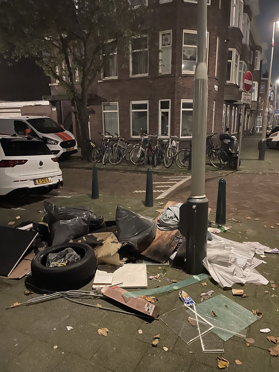 MargotDeBoks's tweet photo. Isingstraat in #ongehoordlaak @GemeenteDenHaag , grote glasplaat snel opruimen, staat daar heel gevaarlijk! #isgemeld https://t.co/Hs6KQMnr7C