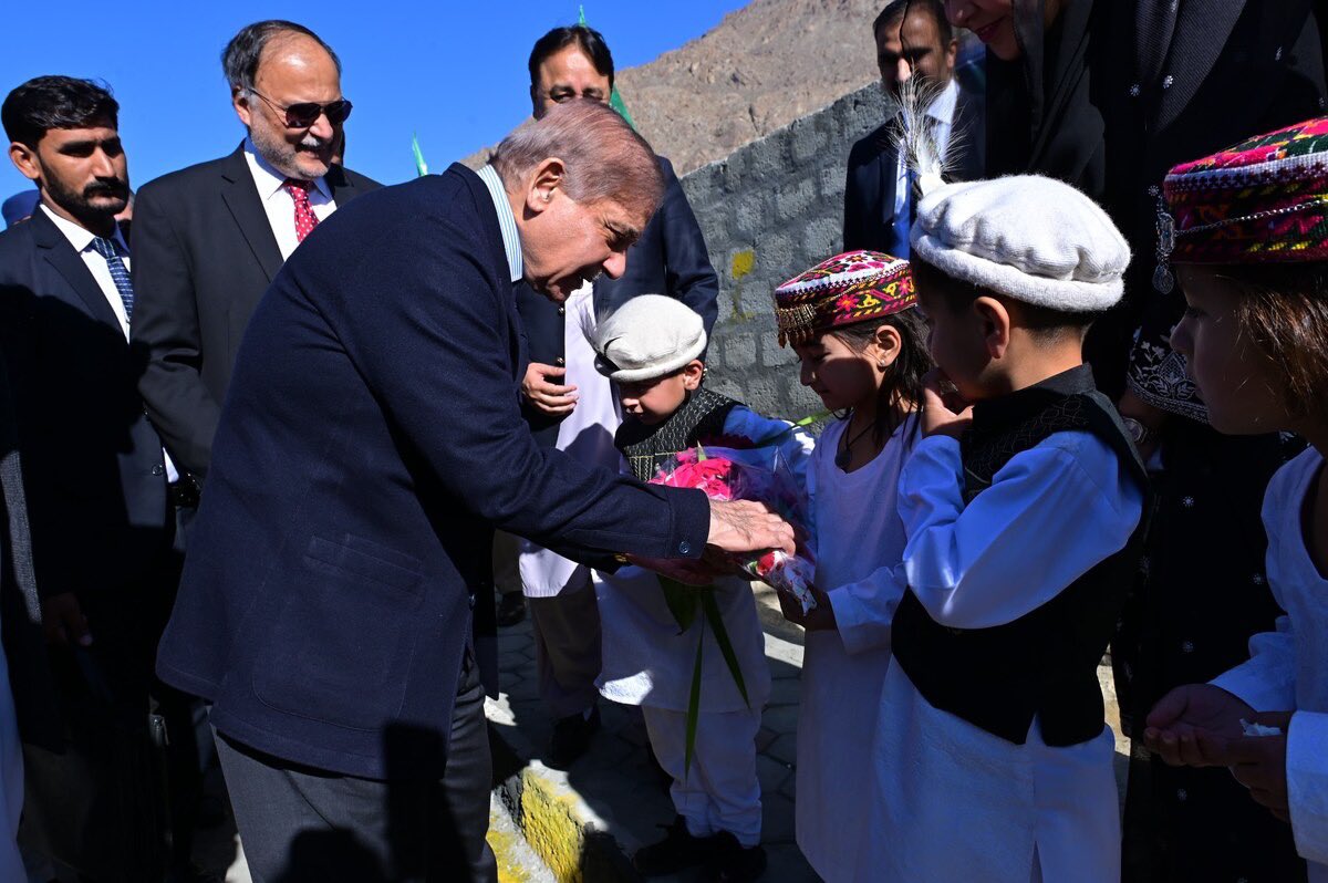 PlanComPakistan's tweet image. Planning Minister Prof. Ahsan Iqbal accompanied PM Shehbaz Sharif to inaugurate a transformative model village for flood-affected families in #Bubar, #GB. Equipped with solar-powered homes, water supply, and road connectivity, this initiative paves a resilient path for the most