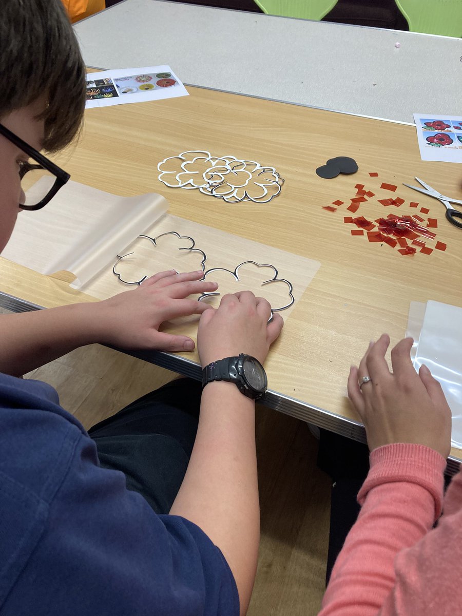 Mae aelodau clwb ieuenctid Aberaeron wedi bod yn brysur heno! Cymerodd pobl ifanc ran mewn creu ac addurno pabi coch i rhoi lan ffenestri, canu i karaoke a chymryd rhan mewn bocsio! 🥊🎤✂️