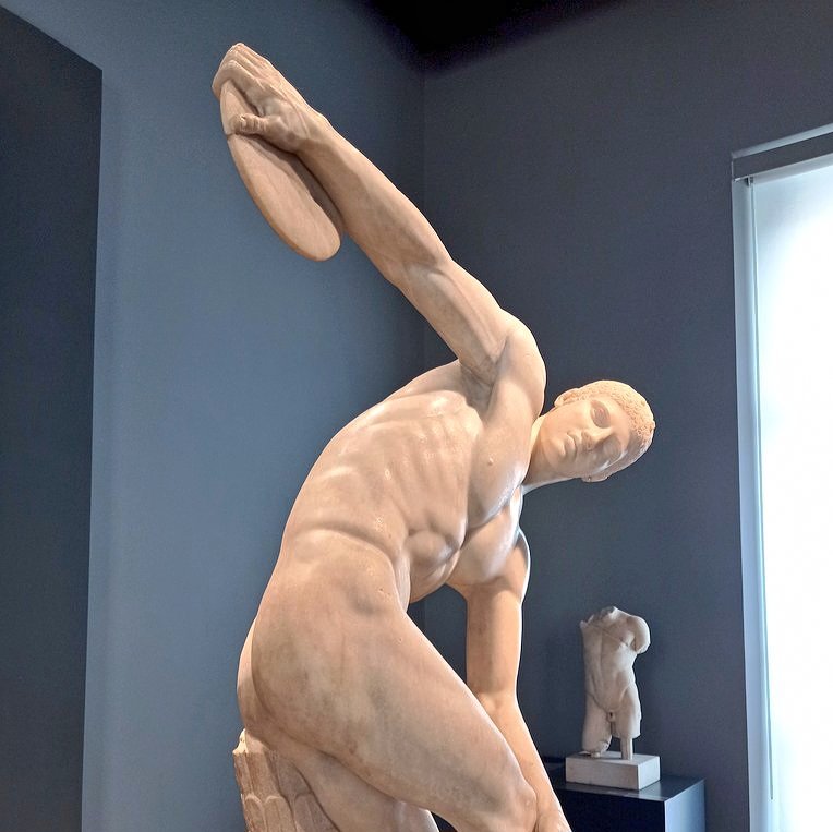 Agnese73186871's tweet photo. Senza emozione, solo tecnica e concentrazione... cogli l'attimo!
#Discobolo @MNR_museo https://t.co/egLvhWKAv1