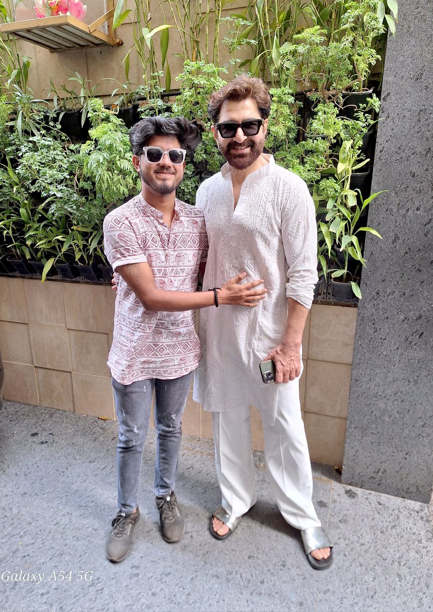 pritamhalder30's tweet photo. Tollywood King👑🔥
  মানুষ টা সমস্ত অভিনেতার উর্ধে।
আমার জন্মদিনের সেরা উপহার এই মানুষ টার সাথে দুটো মন খুলে কথা বলা, তাকে একটি বাড় প্রণাম করা, তার সাথে ছবি তোলা, আর কি হতে পারে এর চেয়ে বড়ো উপহার😍
ভালোবাসা দিয়ে কেনা এই উপহার❤️খুব ভালো থেকো দাদা তুমি এটাই বাজরংবলী কে জানাই❤️ https://t.co/EBUSI0dHnl