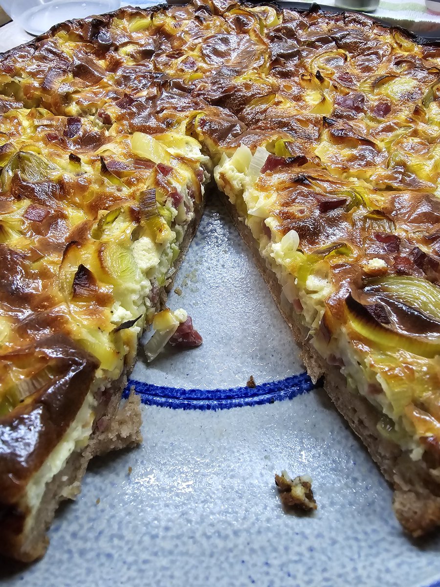 AndreaMarSo's tweet photo. Meine #Galenik-Lehrerin auf Dr #PTA-Schule hat immer gesagt, dass eine gute PTA gleichzeitig eine gute Köchin sei.
Die Frau hatte verdammt noch mal Recht!
#Lauchkuchen #Nordhessen #Foodporn #Heimat #Sauerteig #Schmand https://t.co/0U5bDWmXni