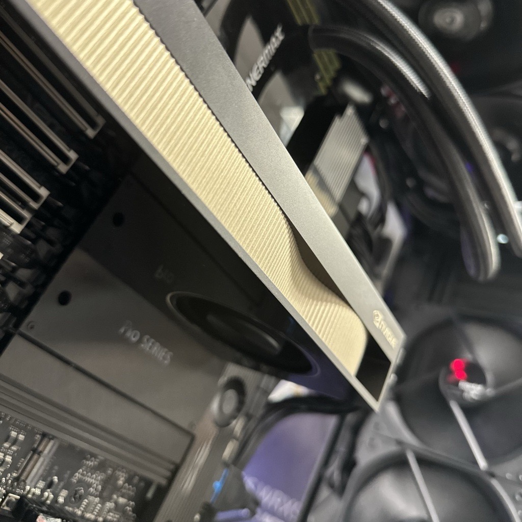 centralcomputer's tweet image. How many GB of RAM??

This AI Research build is powered by a Threadripper PRO 7975WX, PNY NVIDIA Quadro RTX 6000, and 512GB of RAM. Don’t let its unassuming appearance fool you—this rig is an absolute beast! 💪🚀

#CentralComputers #PCBuild #Threadripper #RTX6000 #AI #Workstation