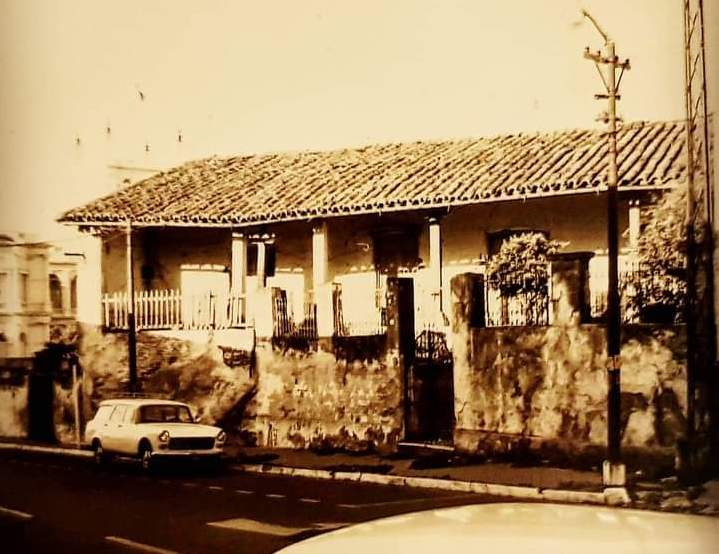 Pequeño hilo-guía para identificar los "estilos" en la arquitectura paraguaya del siglo XIX y la primera mitad del s XX, que es el periodo sujeto a protección patrimonial, mayoritariamente presente en el centro de Asunción.

Hoy comenzamos con el estilo colonial.