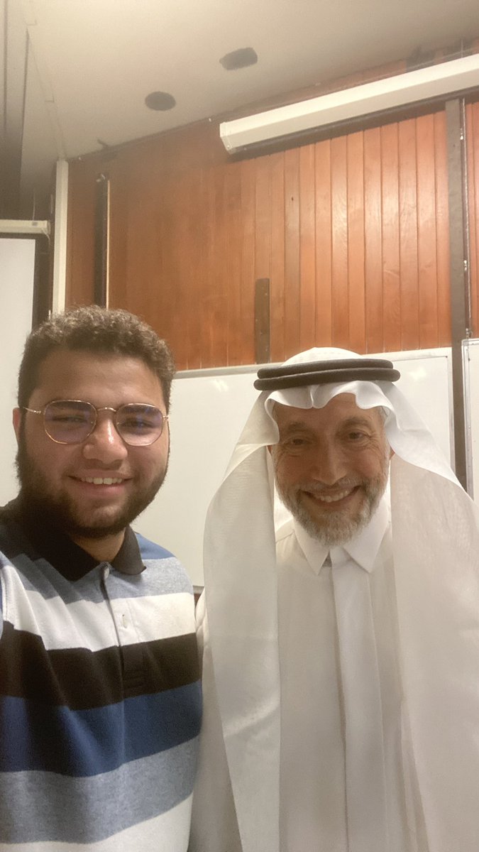 كان لي الشرف حقيقة بحضور هذا اللقاء مع قامة علمية كبيرة بجامعتنا قدمت لنا الكثير من الفوائد والدروس وحقيقة تجربة الدراسة مع الدكتور عبدالرحمن العرفج مميزة جدا وتركت اثر ايجابي كبير على حياتنا كطلاب وهذا الشيء كان بخلقه الحسن قبل تدريسه فجزاه الله عنا خير الجزاء