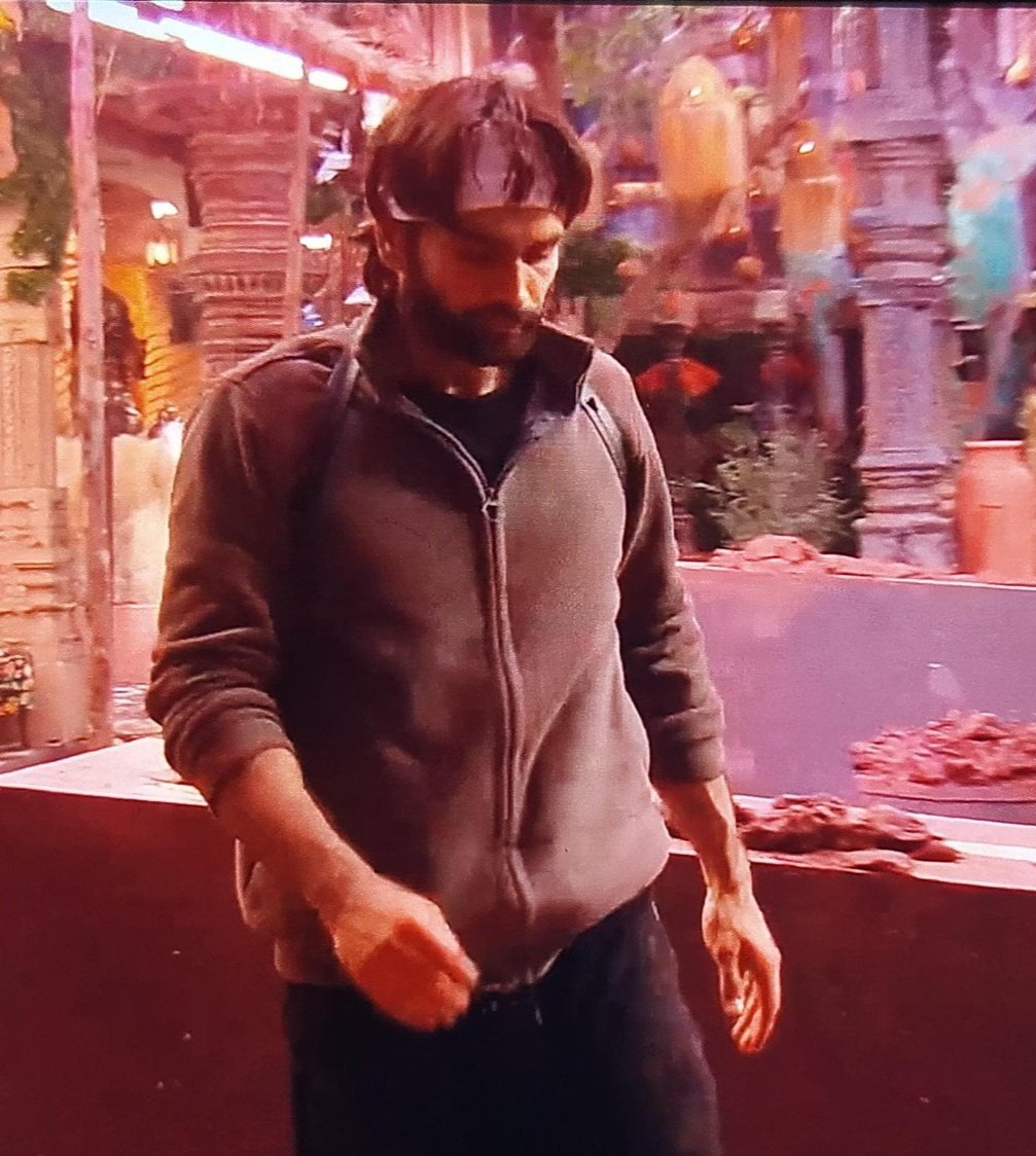 PKYEK_0's tweet photo. ONE MAN SHOW 

#VivianDsena @VivianDsena01 @ColorsTV @BiggBoss

KEEP SHINING VIVIAN https://t.co/Q6l8T7tUfd