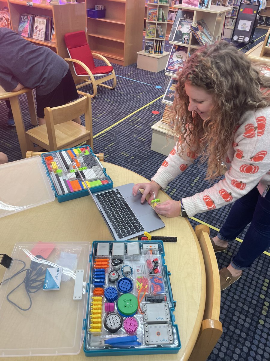 PeggyHall_CISD's tweet photo. When the librarian is ready to “GO!” @VEXRobotics #VexGo
If she builds it, they will come! #ComalDigitalLearning @MaryStults_ISES @techylibrarian1 @Mrs_Atkins @_ScottMonroe @ComalDL https://t.co/1vxV00LiF7