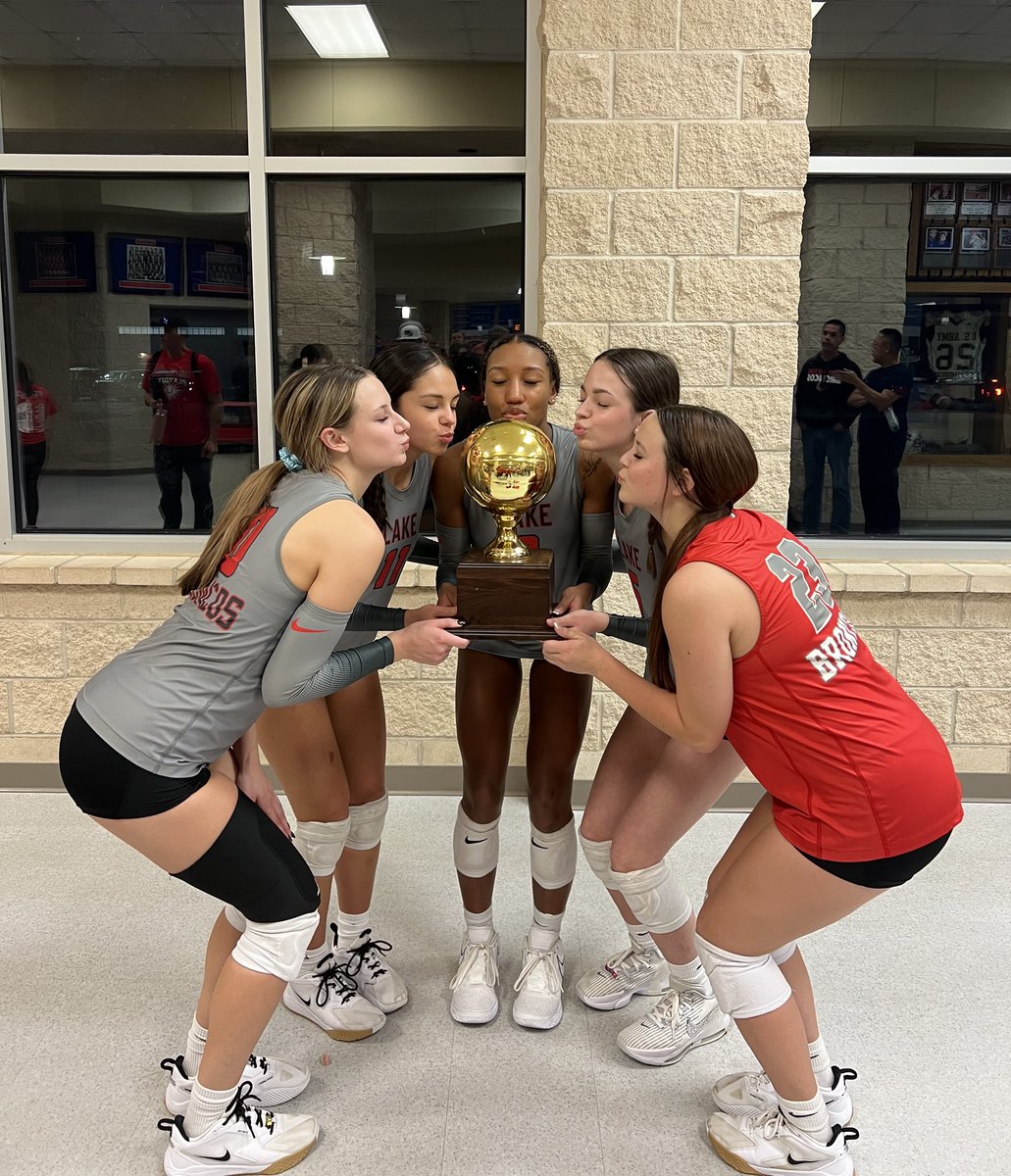 ROUND TWO!!! The energy and togetherness of this team is unstoppable🏐❤️