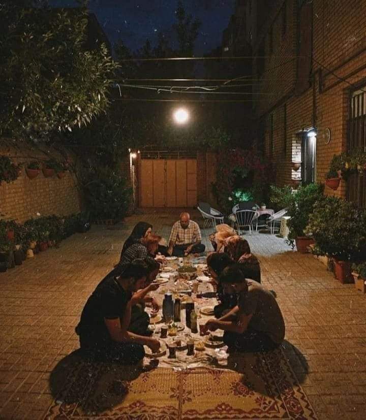 "أُباهي العالم بقلب عائلتي ، رُزقت بهم سندًا تميل 
الدنيا ولا يميلوا"✨💗