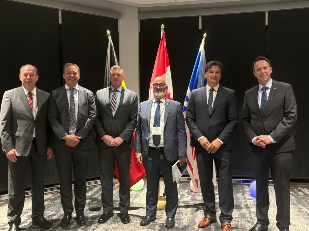 Congratulations to <a href="/CertifhyEU/">CertifHy</a> for advancing RFNBO pre-certification for two major H2 projects in Canada.

🔹Nujio'qonik: Canada’s first commercial-scale H2 &amp; ammonia facility.
🔹EVREC: Aiming to produce nearly 200,000 tonnes of H2 annually.

👉Learn more: shorturl.at/ykxvJ