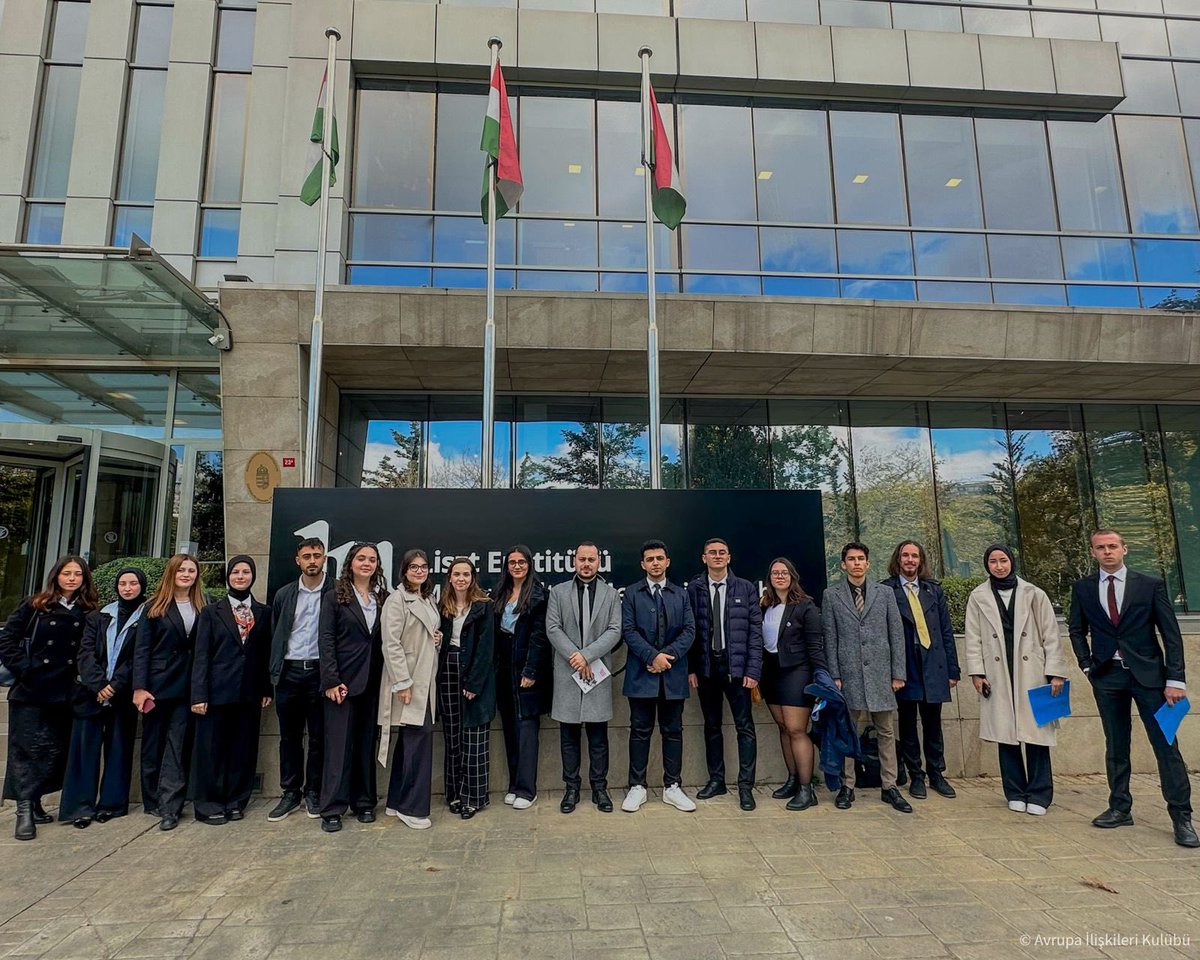 iu_aik's tweet photo. Kulübümüz Avrupa Diplomasisi ve Hukuku Departmanı öncülüğünde gerçekleştirilen etkinlikte kulüp üyelerimiz ve yöneticilerimiz Macaristan İstanbul Başkonsolosluğuna bir ziyaret gerçekleştirdi. 🕊️

🇹🇷🤝🇭🇺

#avrupailiskileri https://t.co/yt4HUIvkz0