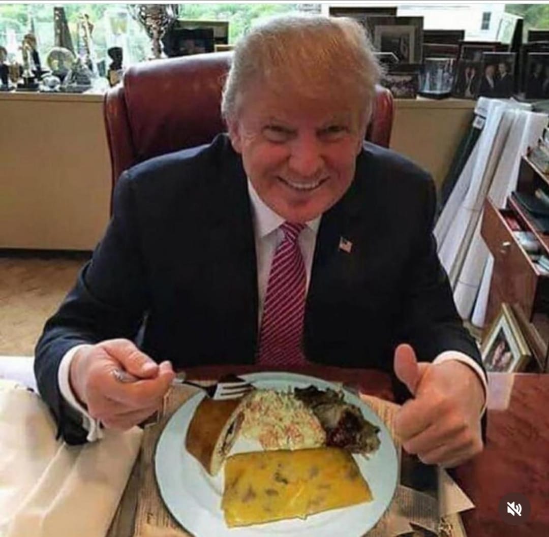 InformacionVES's tweet photo. Trump degustando una hallaca navideña venezolana. https://t.co/bubq5gA6Sn