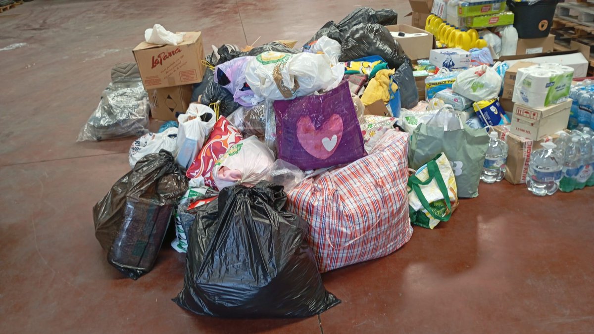 CEIPFranciscaRo's tweet photo. ❤Hoy hemos llevado al centro de logística las donaciones que habéis traído para Valencia. 
❤ Seguiremos recogiendo toda la semana. 
❤ Muchísimas gracias a todas las personas que han querido colaborar. https://t.co/22TJV6zpcD