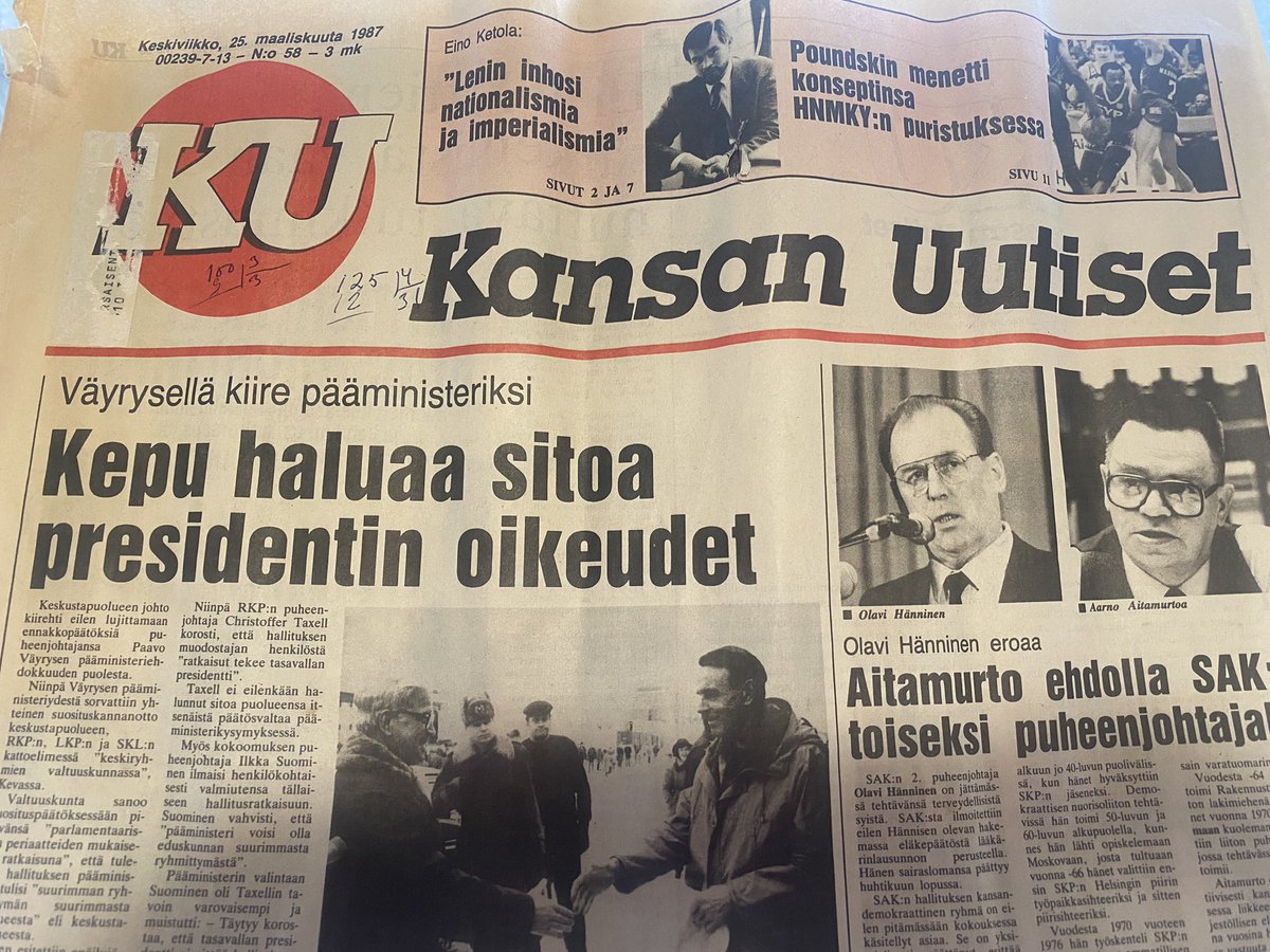 YrjoAho's tweet photo. #sulkapallo kauden avaus . Harjoitussali 2 km #Venäjä n rajalta. Porraskäytävän ikkunalaudalla @KansanUutiset vuodelta 1987. #Lenin mainittu. Kyseisen rakennuksen omistajalla ilmeisesti kytkökset Venäjälle . #Tipula #Rajapatsas #Imatra ping @OutiSalovaara https://t.co/CIxfOxoRLQ