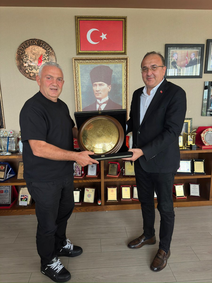 SelimSeyfettin's tweet photo. Türkiye Geleneksel Güreşler Federasyonu Başkanı değerli dostum İbrahim Türkiş ve Gençlik ve Spor Bakanlığı Yozgat İl Müdürü Şahin Hopur bizleri ziyaret ettiler.
Nazik ziyaretleri ve hediyeleri için kendilerine teşekkür ediyorum.
#YağlıGüreş #Güreş #TGGF #Spor #Türkiye https://t.co/81liGXXlrT