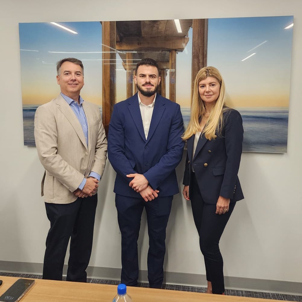 DelToroIns's tweet photo. Today, another one of our corporate managers has decided to strengthen their long-term commitment to Del Toro Insurance by becoming a business owner. 
Welcome to the Distinctive Franchise System!

#deltoroinsurance #franchiseopportunity #distinctive https://t.co/TbI6t7NMd0