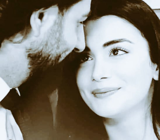 التفاتتها غنيمه وابتسامتها غنيمه 
من اللي باقي من بنات ادم وحواء ماحسدها ؟

قد وصلت لمرحله فيها الطواري مستديمه
اي شاعر لا تغزل قلت يمكن انه قصدها

#احاسيس_وحروف